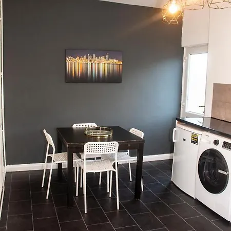 Trafford House - Stylish 3-Bed Home With Private Parking-2